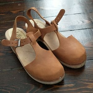 Tan leather Clogs